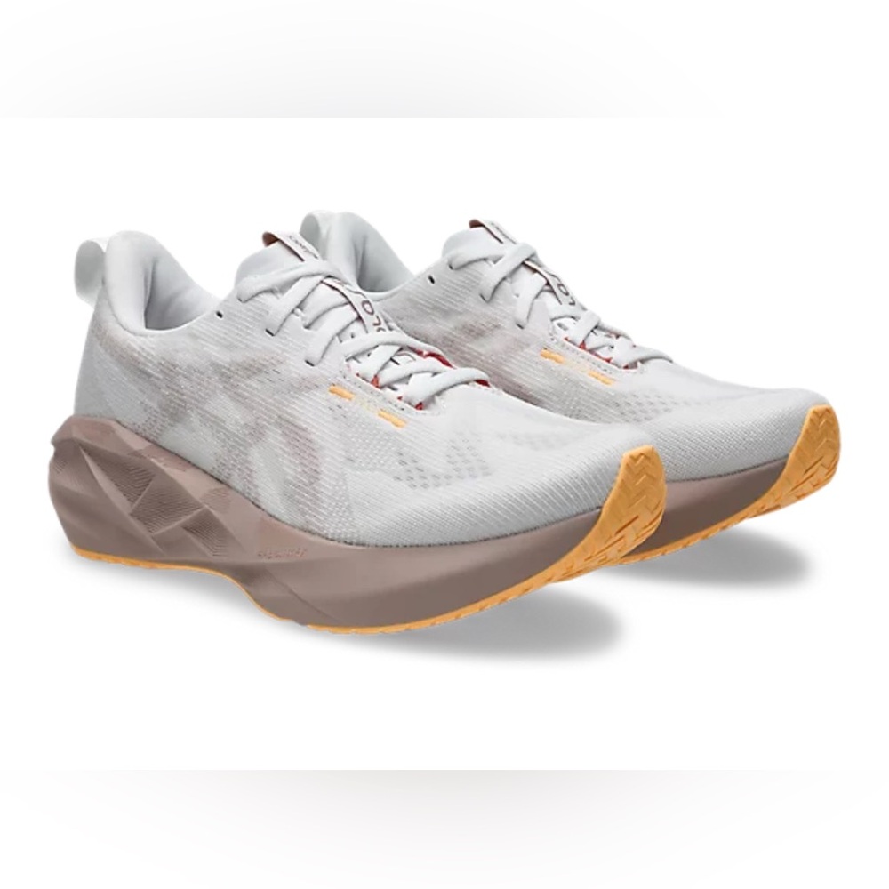 ASICS Novablast 5 White / Fawn Sneakers